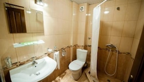 Ein Badezimmer mit Waschbecken, Toilette und Dusche.