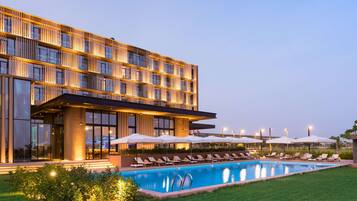 Una piscina al aire libre