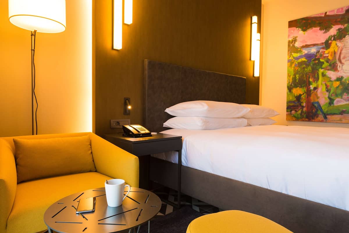 Een minibar, een kluis op de kamer, een bureau, geluiddichte muren