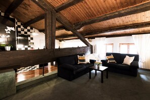 Departamento exclusivo, 1 habitación, cocina, vista a la ciudad | Área de sala de estar | Televisión de pantalla plana 