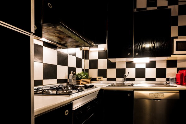 Departamento exclusivo, 1 habitación, cocina, vista a la ciudad | Cocina privada | Refrigerador, microondas, horno y parrilla de estufa 