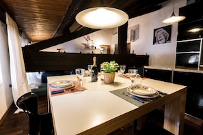 Appartement Exclusif, 1 chambre, cuisine, vue ville | Restauration dans la chambre