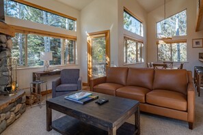 TV, fireplace - Bridgepoint Condo 8 - Freshly Updated, Baldy Views, Walk to Downtown & Lifts (Ketchum)