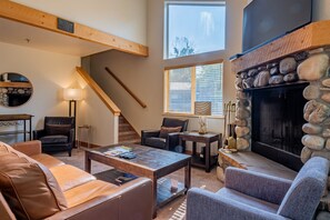 TV, fireplace - Bridgepoint Condo 8 - Freshly Updated, Baldy Views, Walk to Downtown & Lifts (Ketchum)