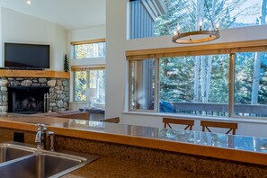 Interior - Bridgepoint Condo 8 - Freshly Updated, Baldy Views, Walk to Downtown & Lifts (Ketchum)