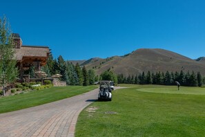 Golf - Bridgepoint Condo 8 - Freshly Updated, Baldy Views, Walk to Downtown & Lifts (Ketchum)