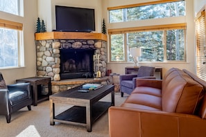 TV, fireplace - Bridgepoint Condo 8 - Freshly Updated, Baldy Views, Walk to Downtown & Lifts (Ketchum)