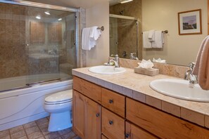 Ensemble douche/baignoire, sèche-cheveux, serviettes fournies