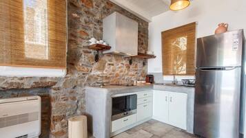 Rumah, 2 kamar tidur, pemandangan laut (Iridanos) | Dapur pribadi | Lemari es, kompor, dan mesin pembuat kopi/teh