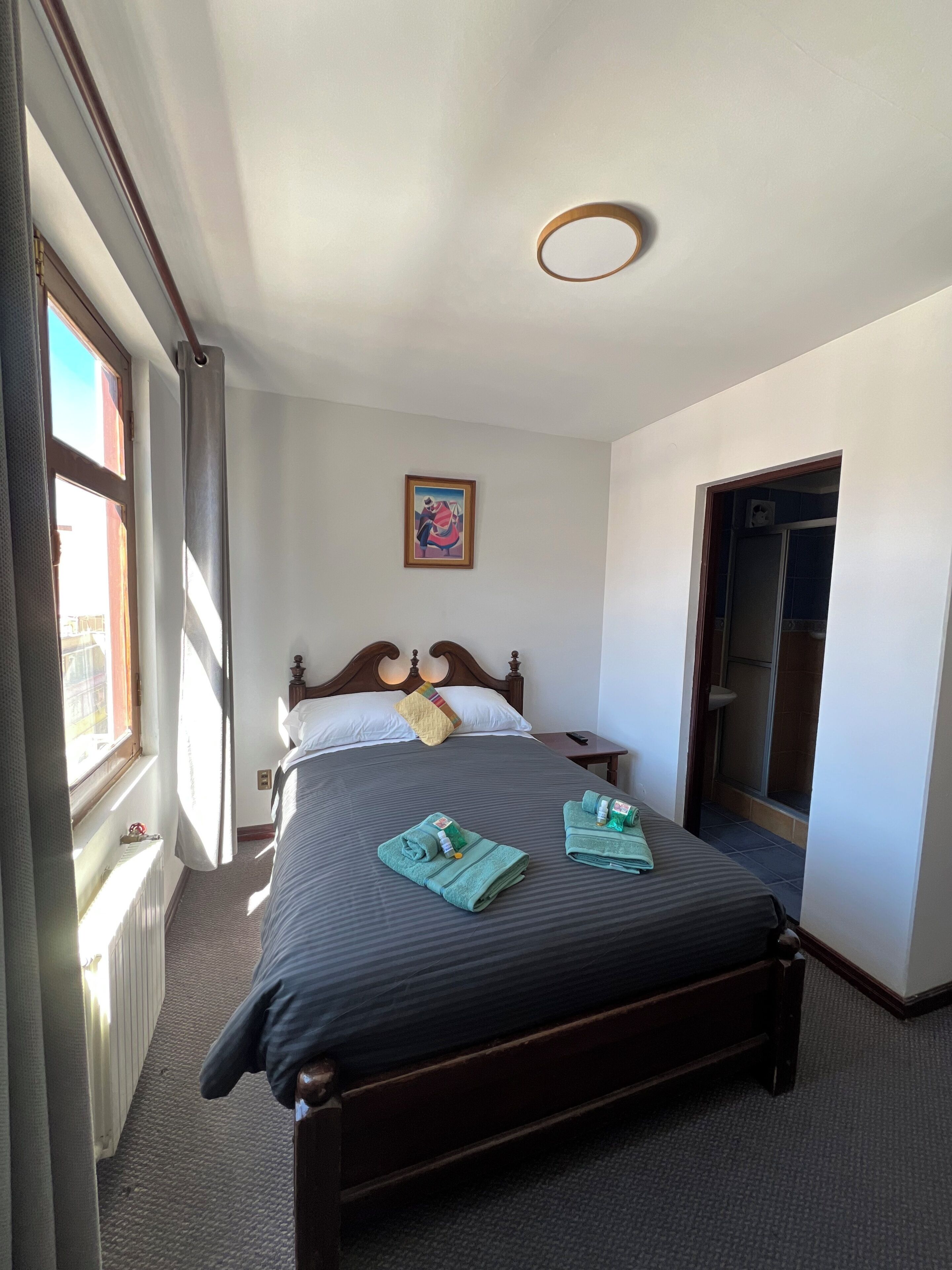 Quarto casal, vista para a cidade | Wi-Fi de cortesia, roupa de cama
