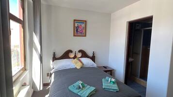 Quarto casal, vista para a cidade | Wi-Fi de cortesia, roupa de cama