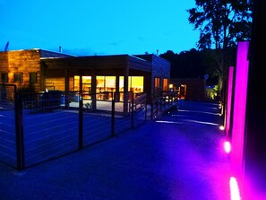 施設の正面 (日没後)