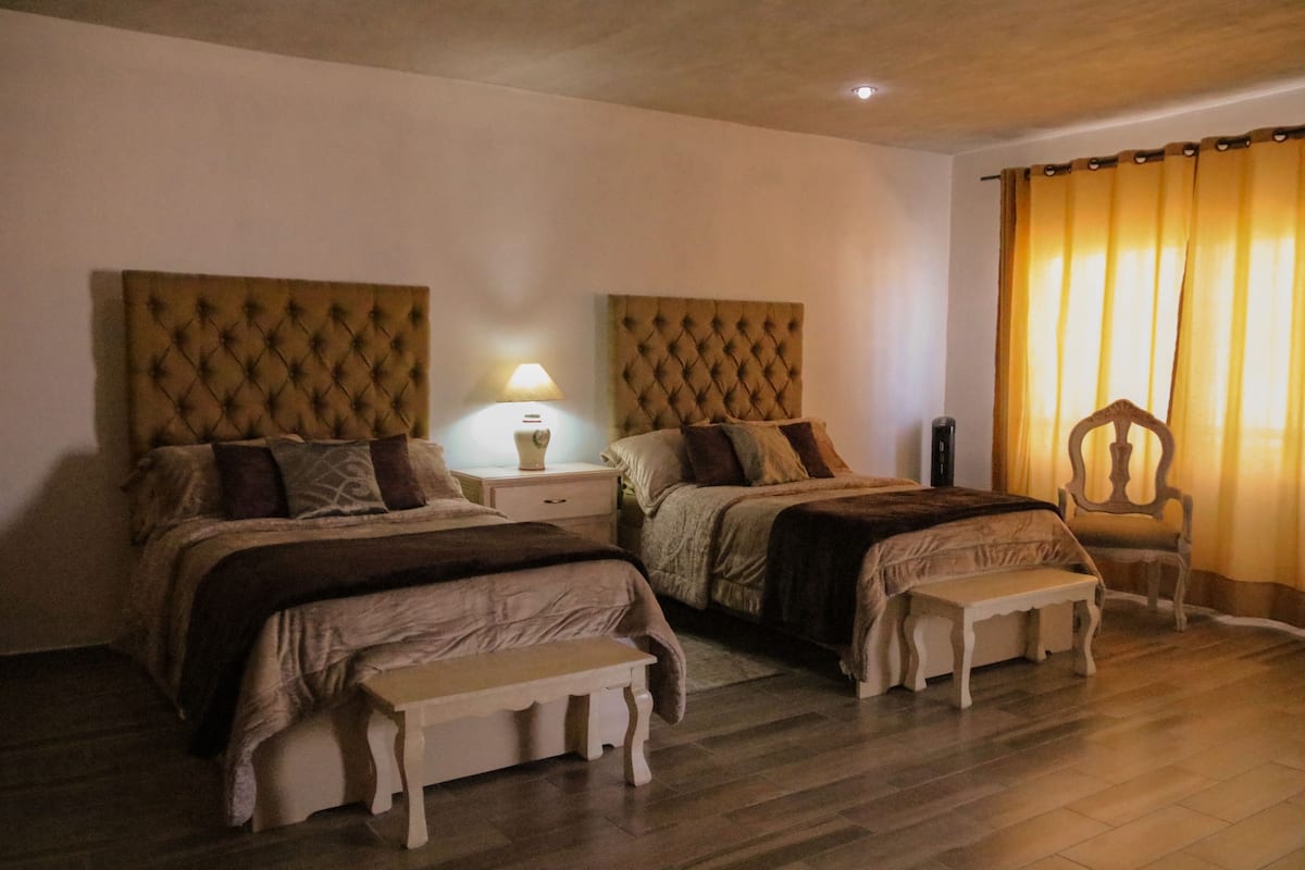 Tabla de planchar con plancha y ropa de cama
