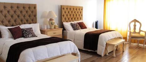 Quarto quádruplo família, 2 camas de casal | Ferros/tábuas de passar roupa, roupa de cama