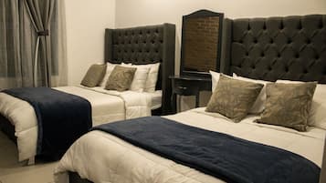Tabla de planchar con plancha y ropa de cama