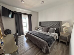 Habitación, 1 habitación | Tabla de planchar con plancha y ropa de cama