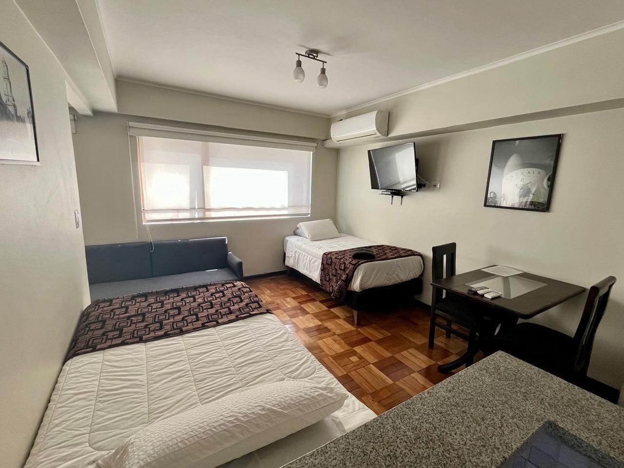 Habitación familiar, varias camas | Minibar, caja de seguridad en la habitación y escritorio 