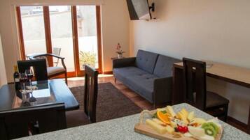 Minibar, in-room safe, desk, iron/ironing board