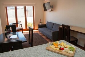 Minibar, coffre-fort, bureau, fer et planche à repasser