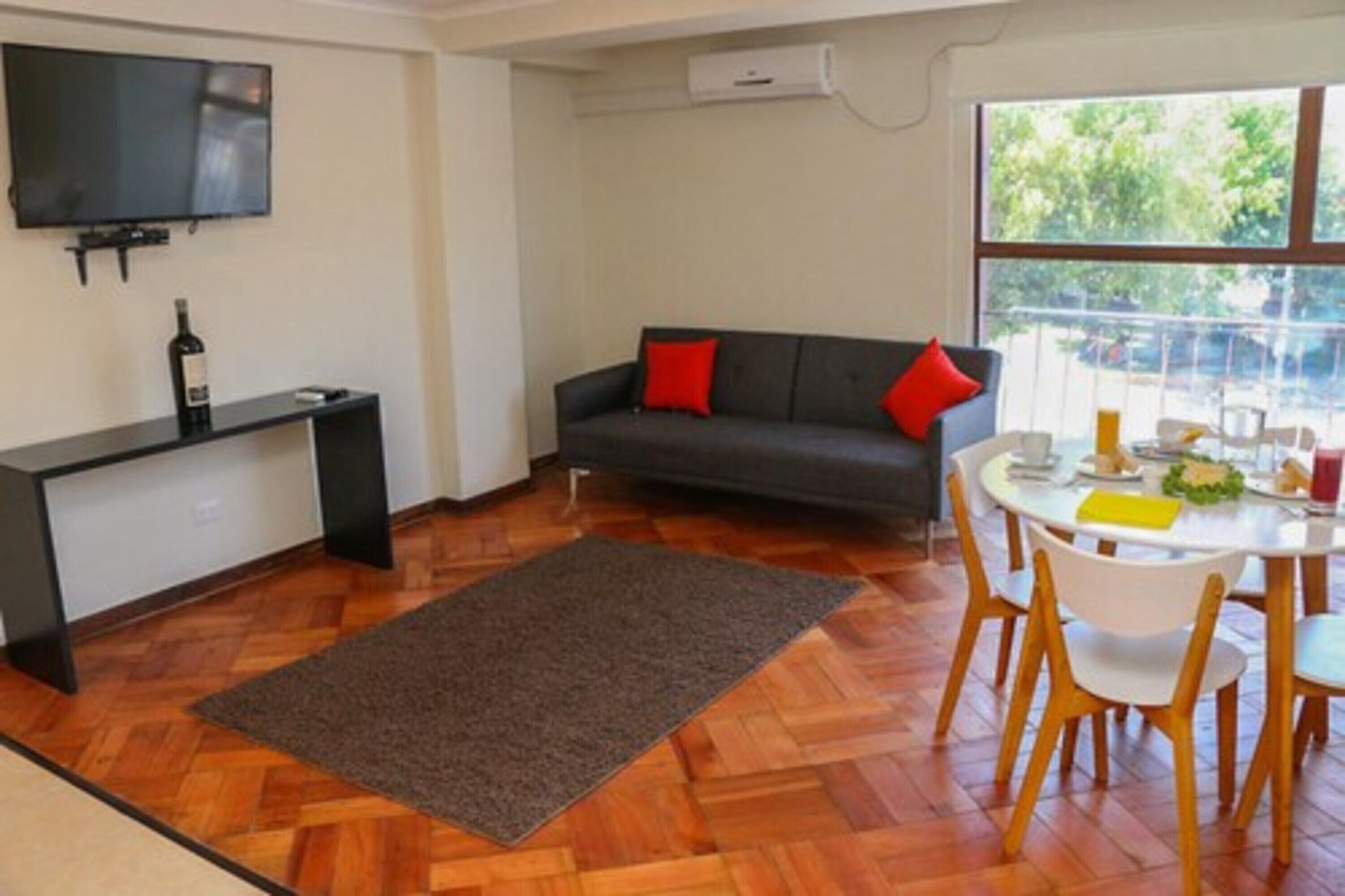 Quarto família, várias camas | Frigobar, cofres nos quartos, escrivaninha