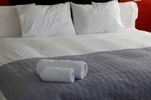 Habitación estándar doble, 1 cama de matrimonio grande | Minibar, caja fuerte, escritorio y tabla de planchar con plancha
