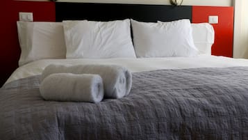 Standard dubbelrum - 1 kingsize-säng | Minibar, värdeförvaringsskåp på rummet och skrivbord