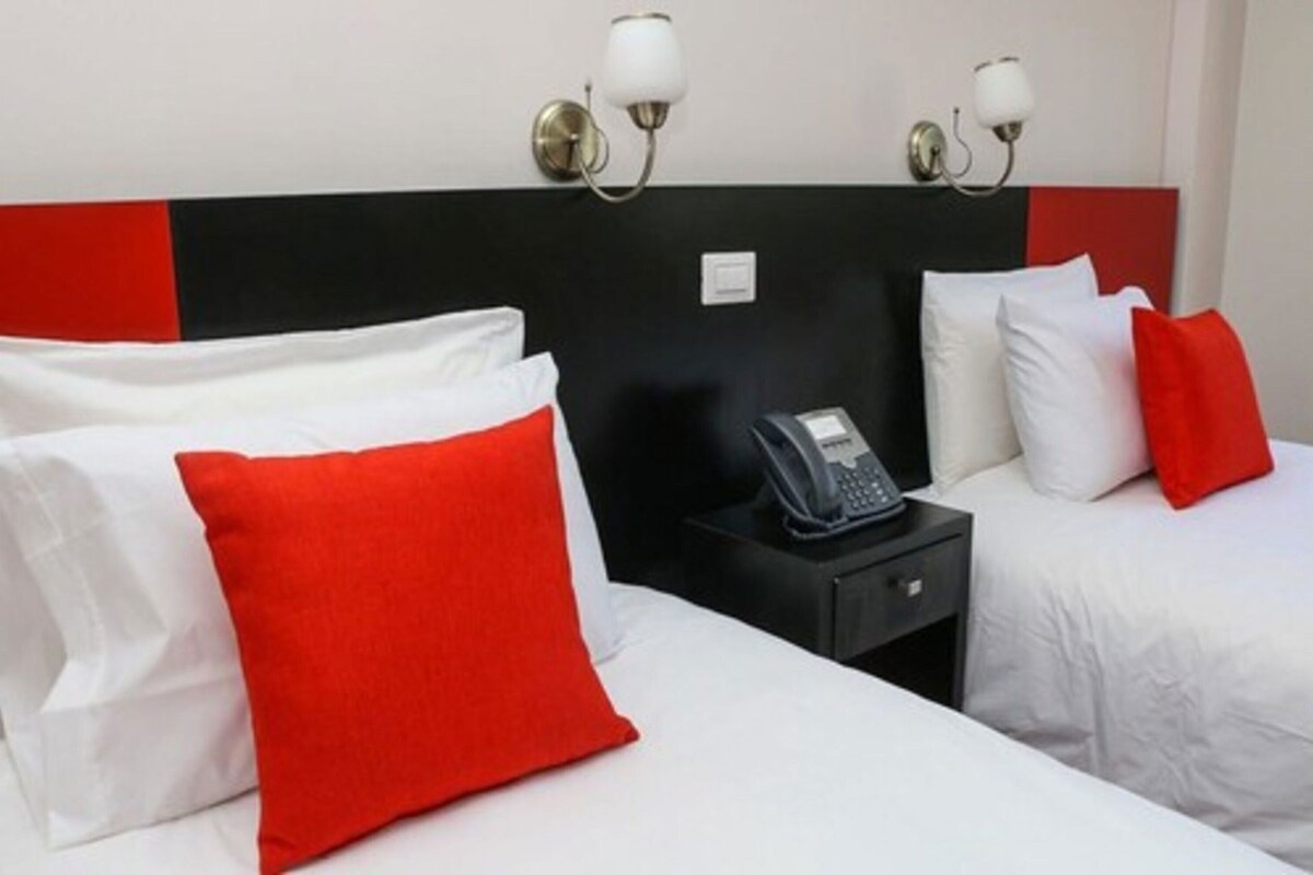 Minibar, coffres-forts dans les chambres, bureau