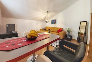 Apartamento clássico, 1 cama King e sofá-cama | Área de estar | TV