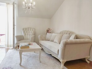 Apartamento conforto, vista para o porto | Sala de estar | TV