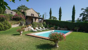 A stone house with a swimming pool, surrounded by lush greenery and potted plants. - Stunning private villa for 4 guests with A/C, private pool, WIFI, TV, patio and panoramic view (Vicchio)