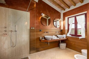 Bathtub, bidet
