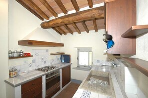 Réfrigérateur, un four, surface de cuisson, lave-vaisselle