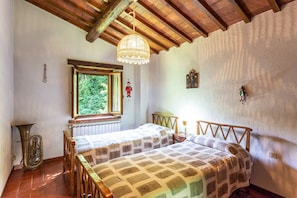 2 bedrooms, travel cot, free WiFi