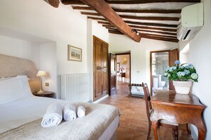 6 bedrooms, iron/ironing board, travel crib, free WiFi - Stunning private villa for 12 people with A/C, private pool, WIFI, TV, patio and panoramic view (Greve In Chianti)