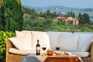 Outdoor dining - Stunning private villa for 12 people with A/C, private pool, WIFI, TV, patio and panoramic view (Greve In Chianti)