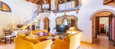 Télévision, cheminée