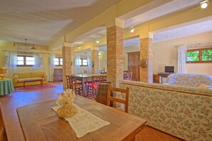 Fernseher, Kamin, Tischfußball, Stereoanlage