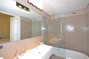 Tina, secadora de cabello, bidet 