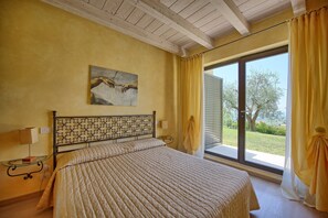 2 bedrooms, travel crib, free WiFi
