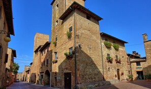 Un pueblo histórico con calles estrechas, edificios de ladrillo tradicional y arcos.