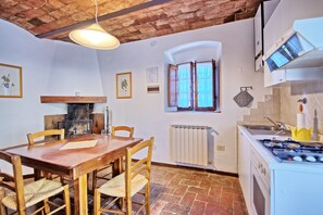 Frigorifero, forno, piano cottura, lavastoviglie