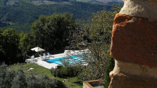 A pool area with a view of distant mountains. - Dante 5 - Apartment with swimming pool (Volterra)