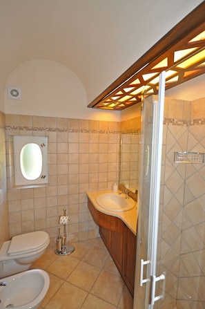 Shower, bidet, towels