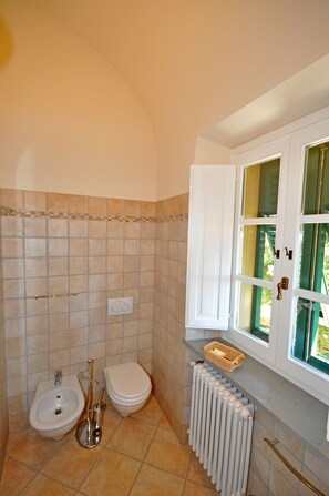 Douche, bidet, serviettes fournies