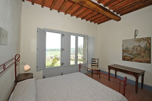 2 Schlafzimmer, Reisekinderbett