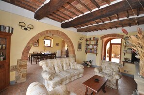 Fernseher, Kamin, DVD-Player, Stereoanlage