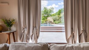Habitación con vista a una piscina y zona exterior.