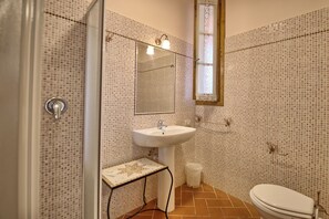 Shower, bidet - Casa Rossa 4 - Apartment with swimming pool (Gorgognano)