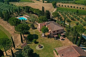 An aerial view of a property with a swimming pool, a garden with a gazebo, and a vineyard in the background. - Montelopio 4 - Apartment with pool (Ghizzano)