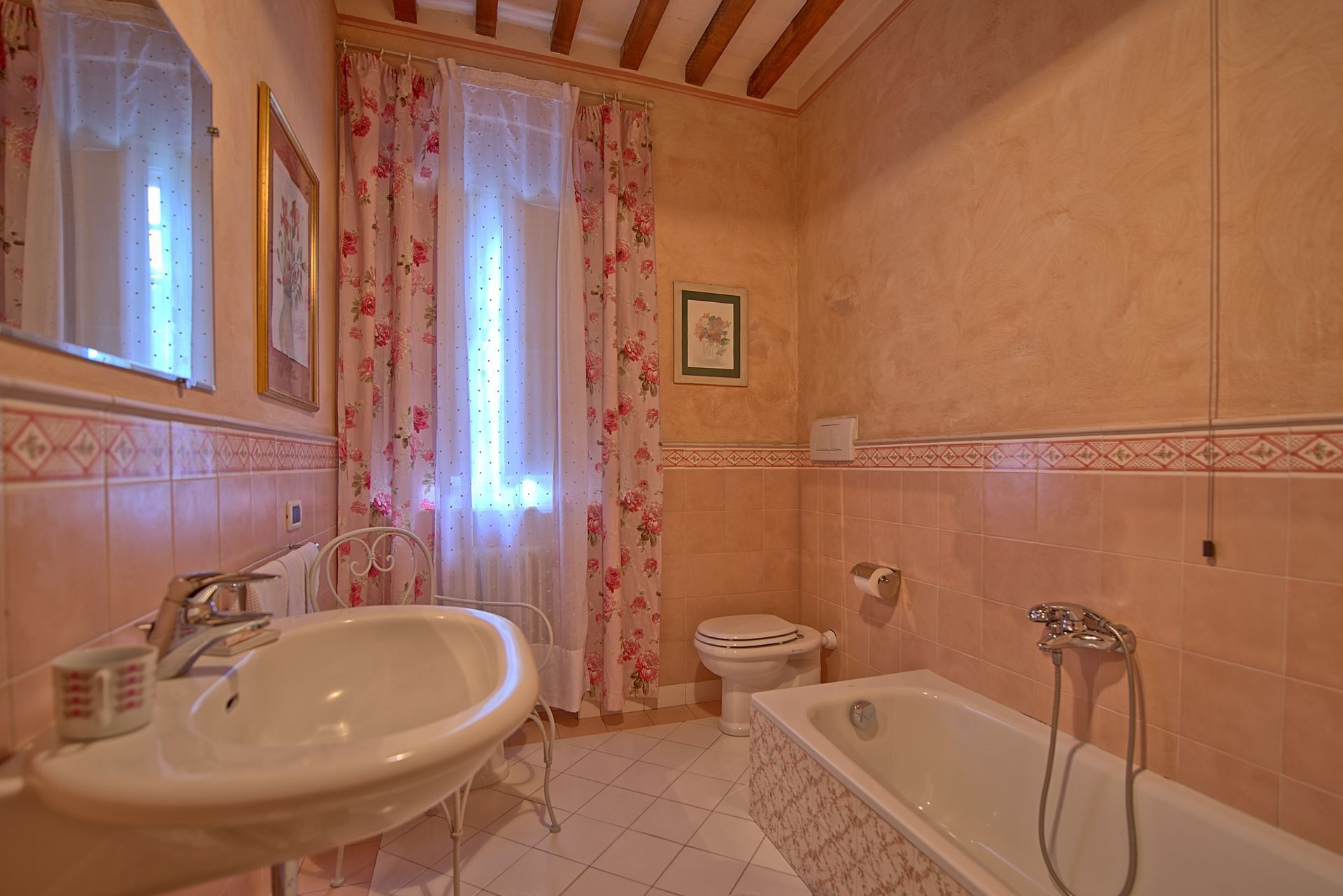 Une salle de bain avec un lavabo, des toilettes et une baignoire.